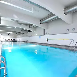 Downtown Water View Condo: Modern 2br With Ac And Parking Vancouver